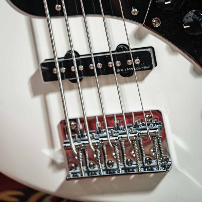 SIRE MARCUS MILLER V3 2ND 5 STRINGS เบสไฟฟ้า ANTIQUE WHITE ขายราคาพิเศษ