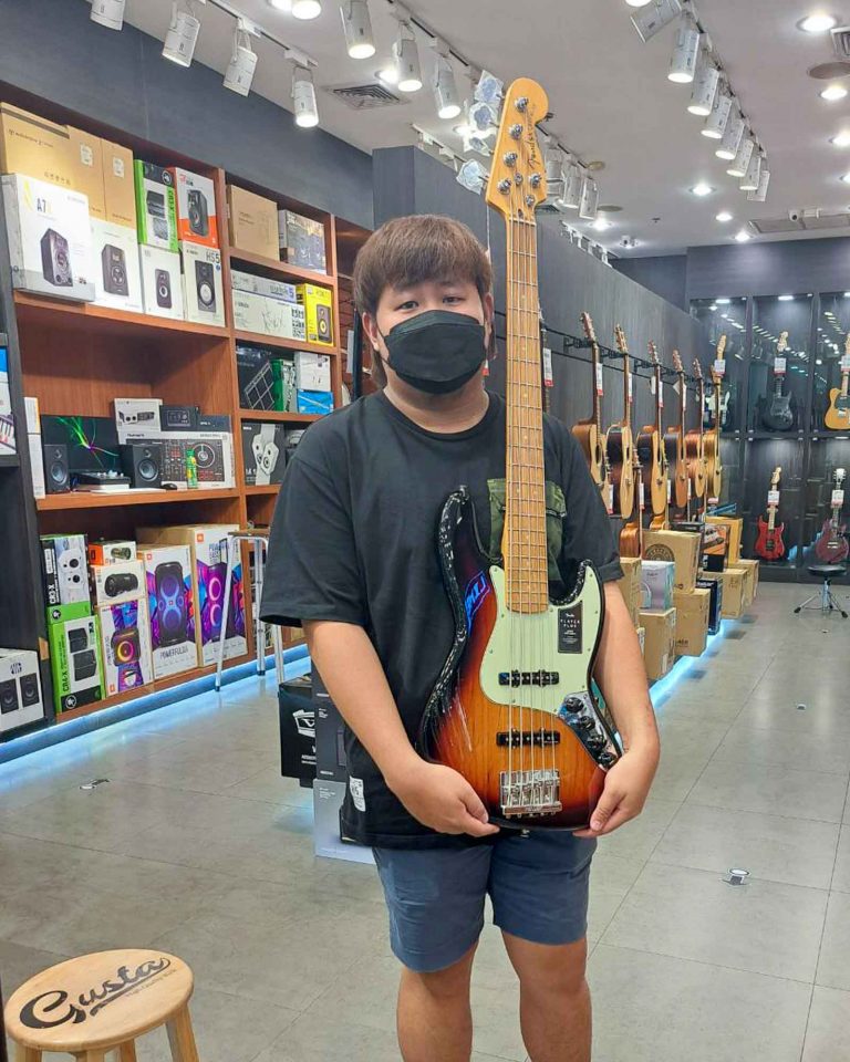 ลูกค้าที่ซื้อ Fender Player Plus Jazz Bass V เบส 5 สาย