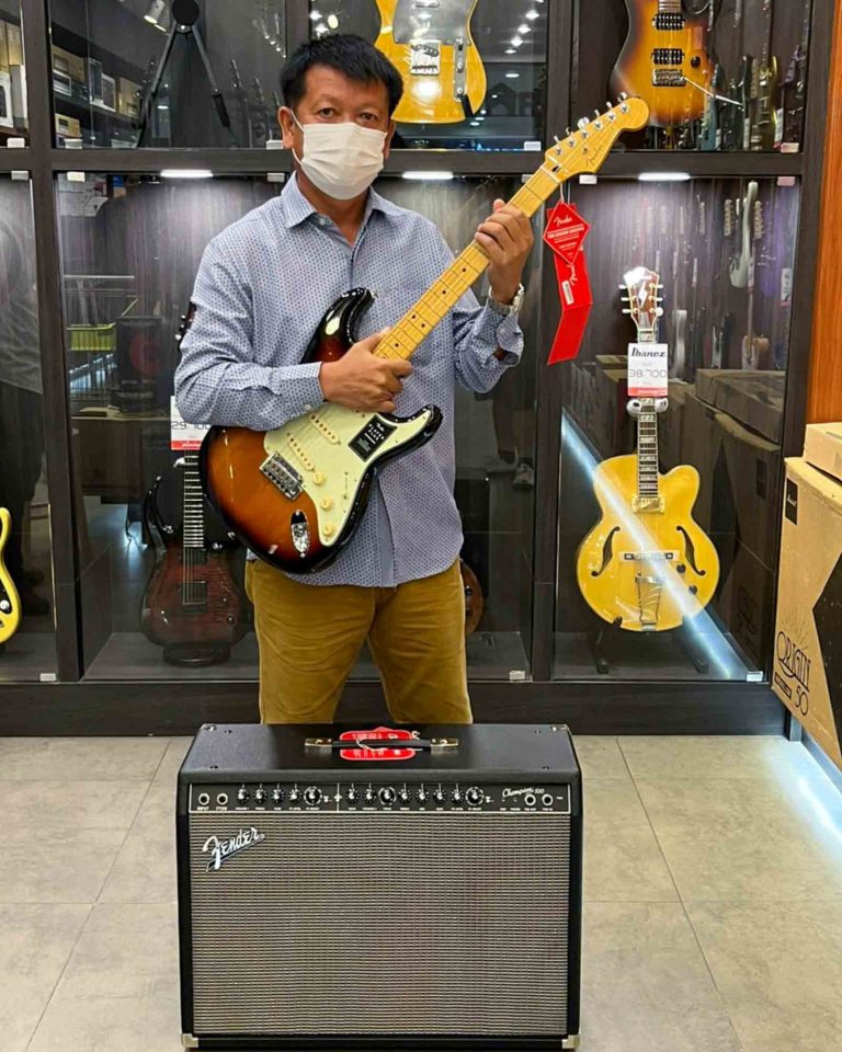 Fender Player Plus Stratocaster + Fender Champion 100 ลูกค้า Music Arms