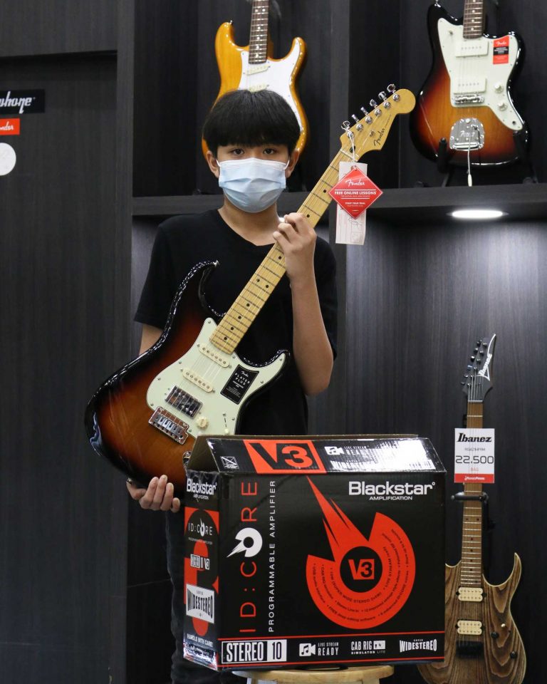 ลูกค้าที่ซื้อ Fender Player Plus Stratocaster HSS กีตาร์ไฟฟ้า