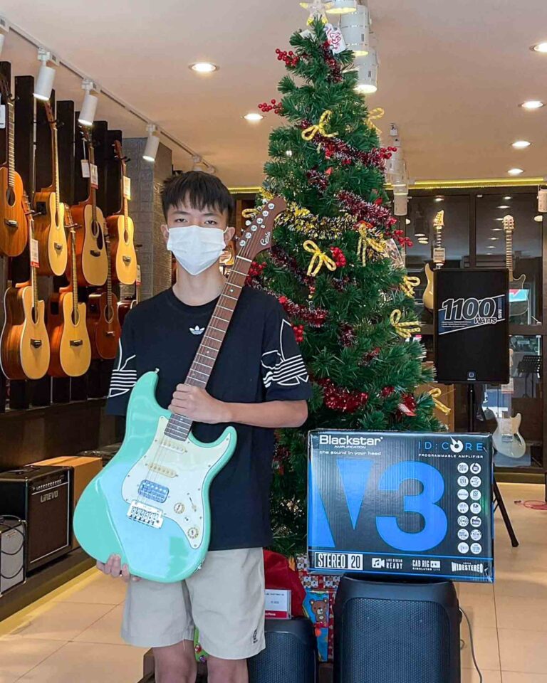 ไฟฟ้า Gusta GST Standard SGN + แอมป์ไฟฟ้า BLACKSTAR ID-CORE20 V3 STEREO