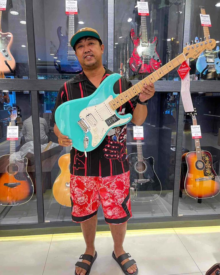 ลูกค้าที่ซื้อ Fender Player Stratocaster Limited Edition Sea Foam Green กีตาร์ไฟฟ้า