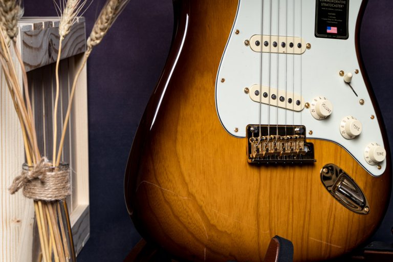 Fender 75th Anniversary Commemorative Stratocaster กีตาร์ไฟฟ้าด้านหน้าครึ่งตัว ขายราคาพิเศษ