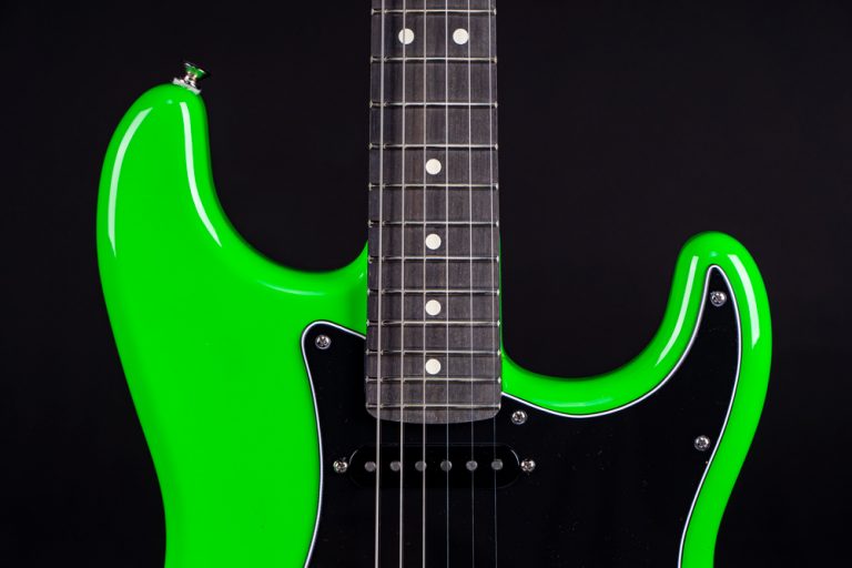 Fender-Limited-Edition-Player-Stratocaster-Neon ขายราคาพิเศษ