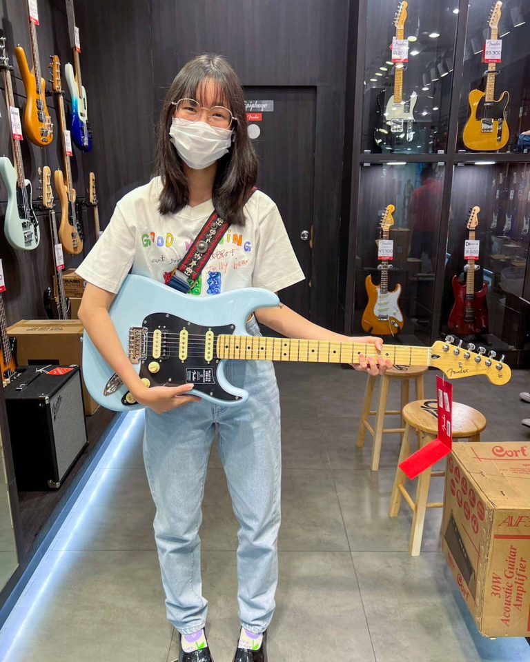ลูกค้าที่ซื้อ Fender Player Stratocaster HSS Sonic Blue Limited Edition กีตาร์ไฟฟ้า