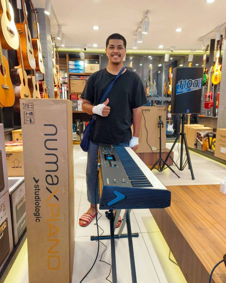 ลูกค้าที่ซื้อ Studiologic Numa X Piano 73 เปียโนไฟฟ้า