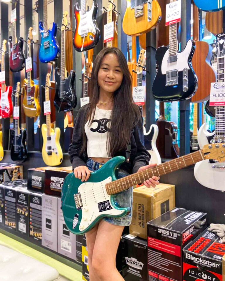ลูกค้าที่ซื้อ Fender Player Stratocaster Sherwood Green Metallic Limited Edition กีตาร์ไฟฟ้า