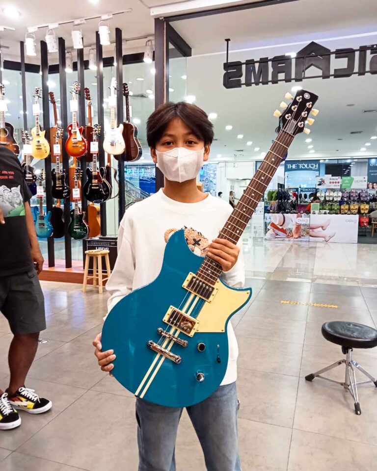 Yamaha RSE20 Revstar ลูกค้า Music Arms