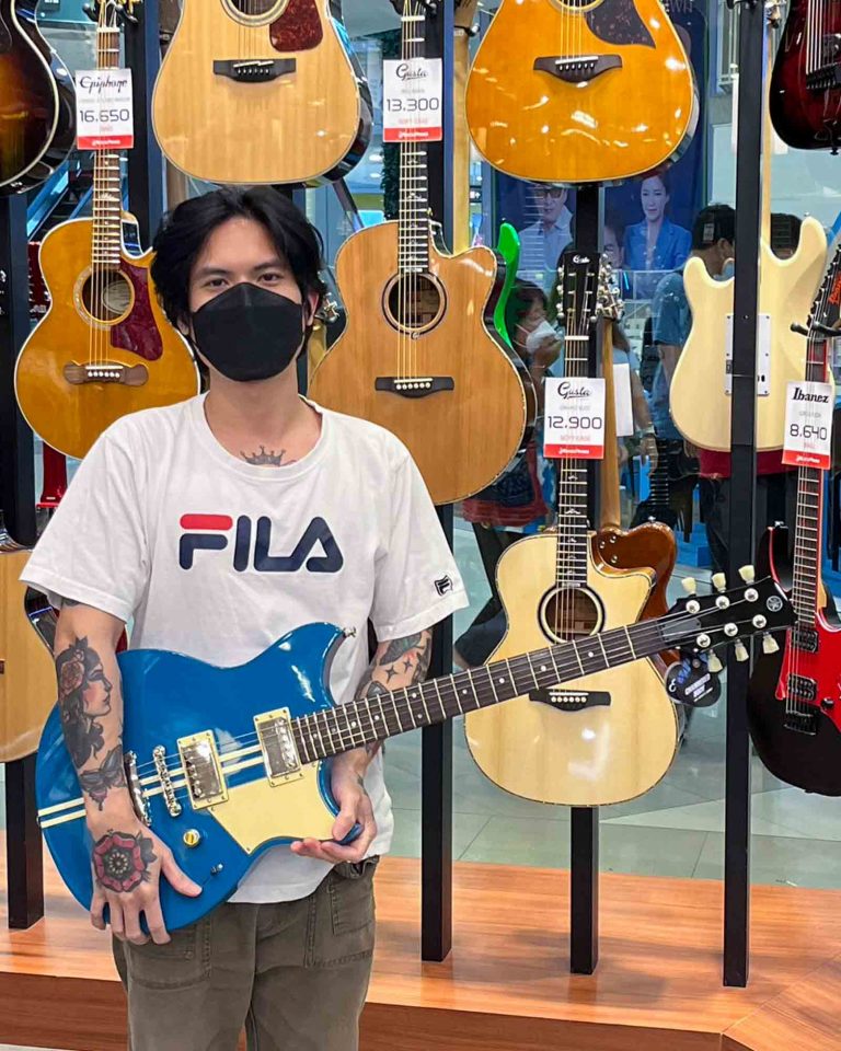 Yamaha RSE20 Revstar ลูกค้า Music Arms