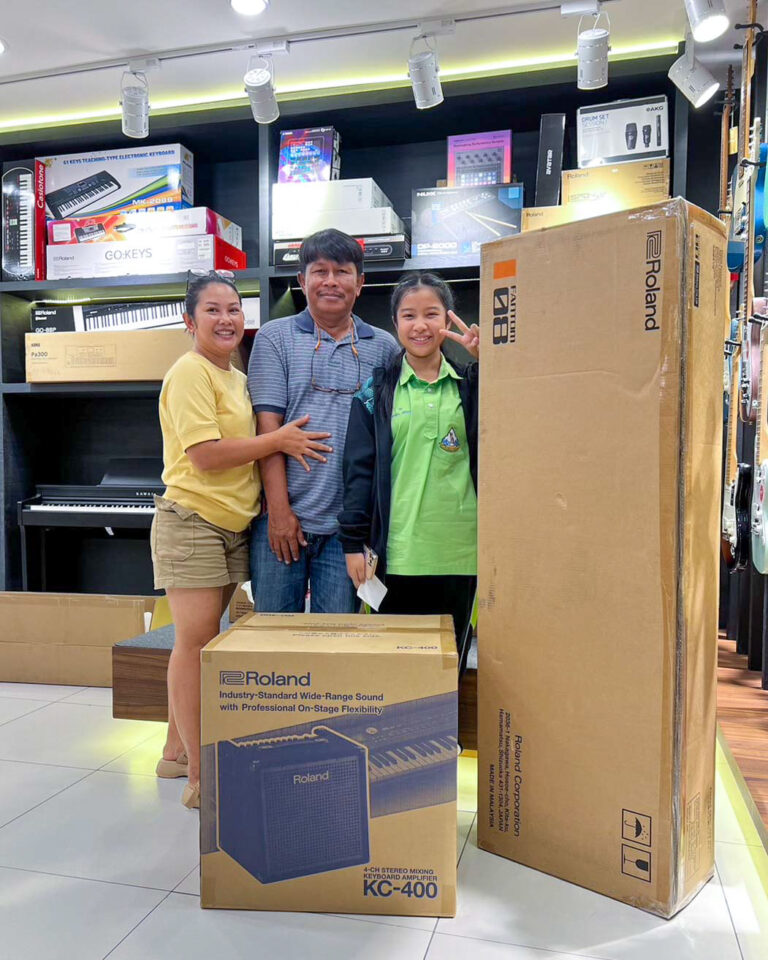 Roland Fantom-08 synthesizer keyboard + Roland KC-400