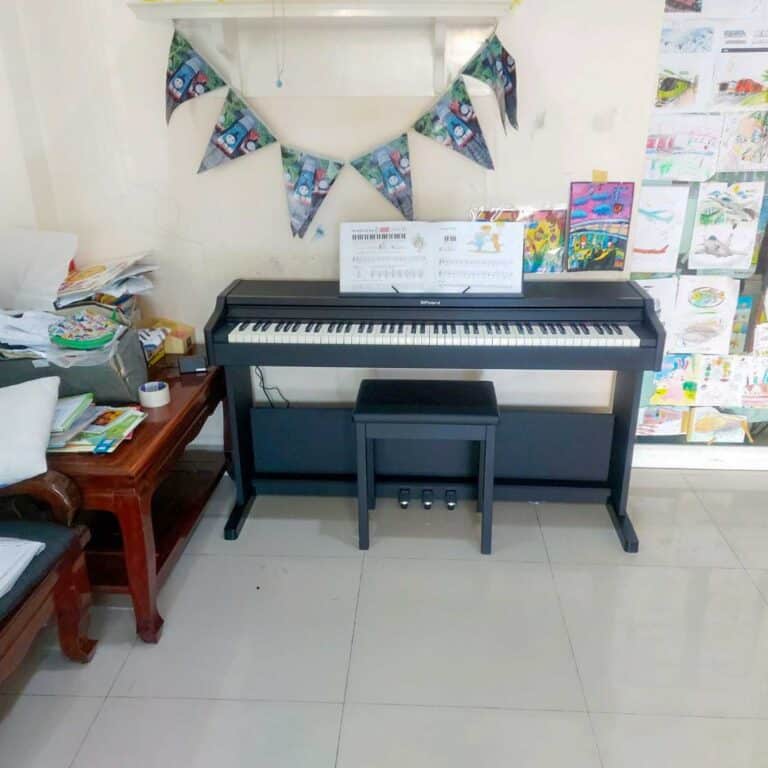 Roland RP-107 เปียโนไฟฟ้า ลูกค้า Music Arms