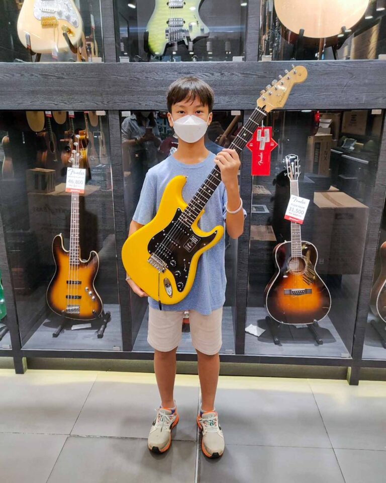 ลูกค้าที่ซื้อ Fender Player Stratocaster Neon Yellow Limited Edition กีตาร์ไฟฟ้า