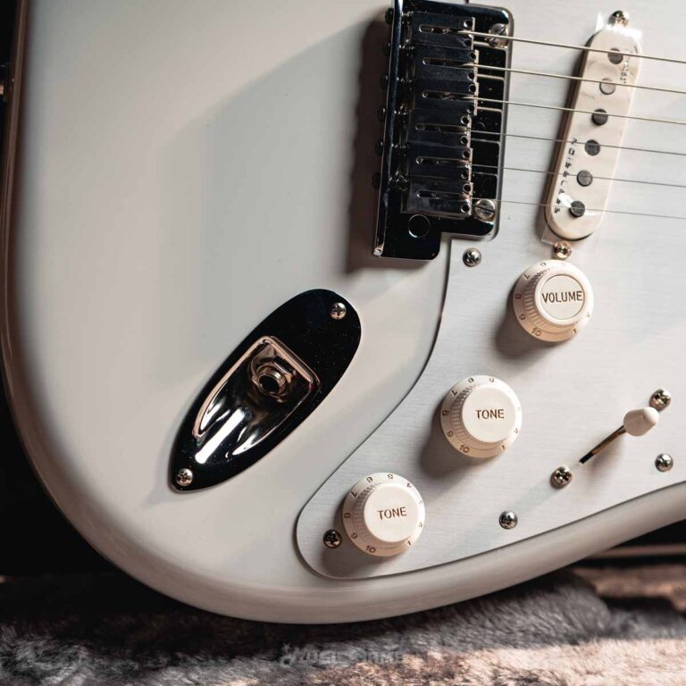 FENDER AMERICAN ULTRA II STRATOCASTER ขายราคาพิเศษ