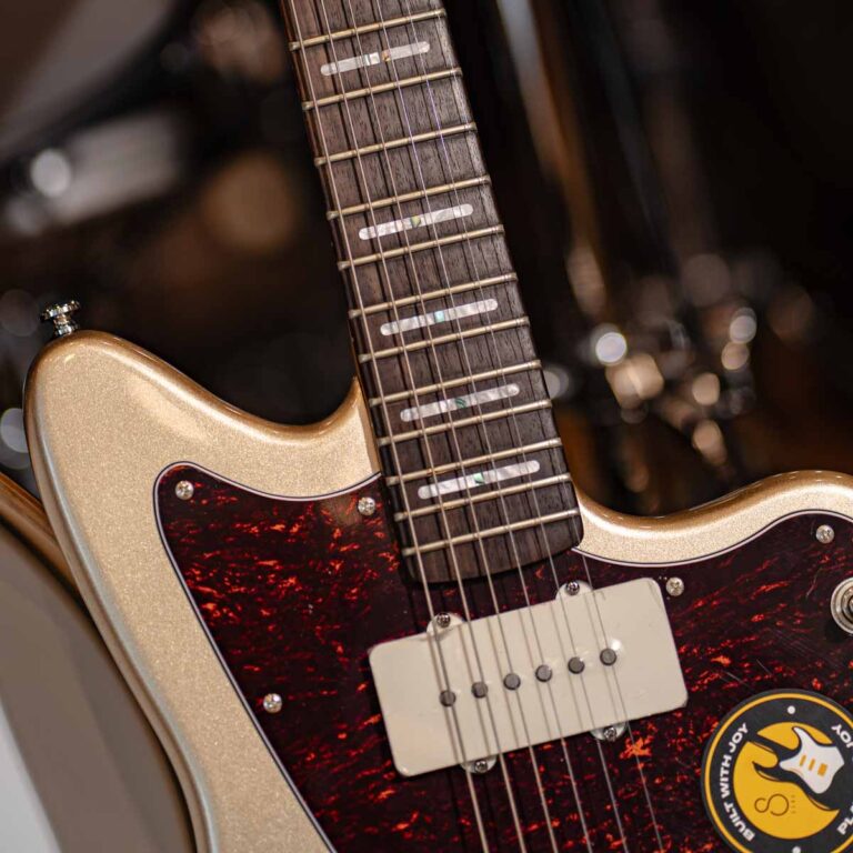 Larry Carlton J5 White ขายราคาพิเศษ