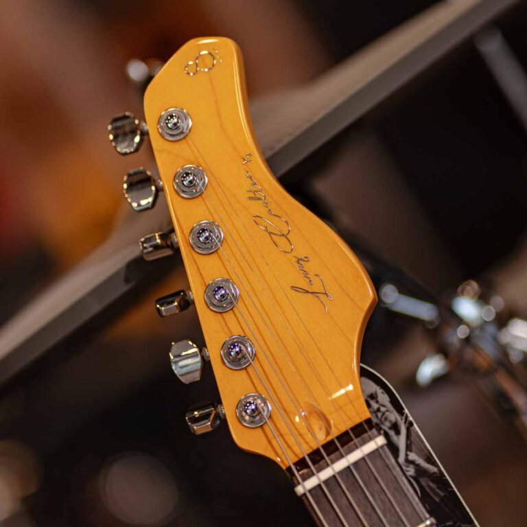 Larry Carlton J5 White ขายราคาพิเศษ