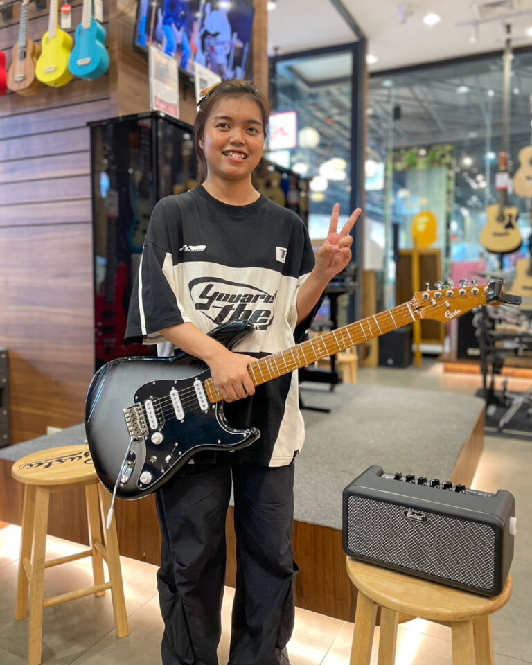 Gusta GST Harel Rock burst+กระเป๋าในตัว +แอมป์ไฟฟ้า Belcat Bounce 15 Black