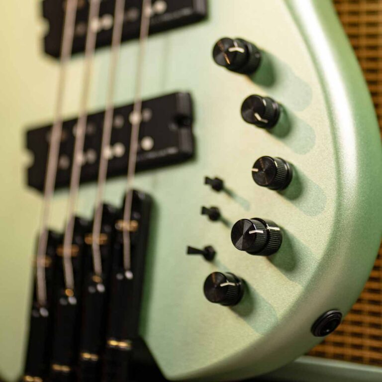 SIRE MARCUS MILLER M6 4 STRINGS เบสไฟฟ้า ขายราคาพิเศษ