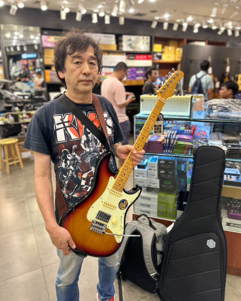 Sire Larry Carlton S5 HSS 3TS กระเป๋า Sire EG-S แอมป์ไฟฟ้า Yamaha THR10II