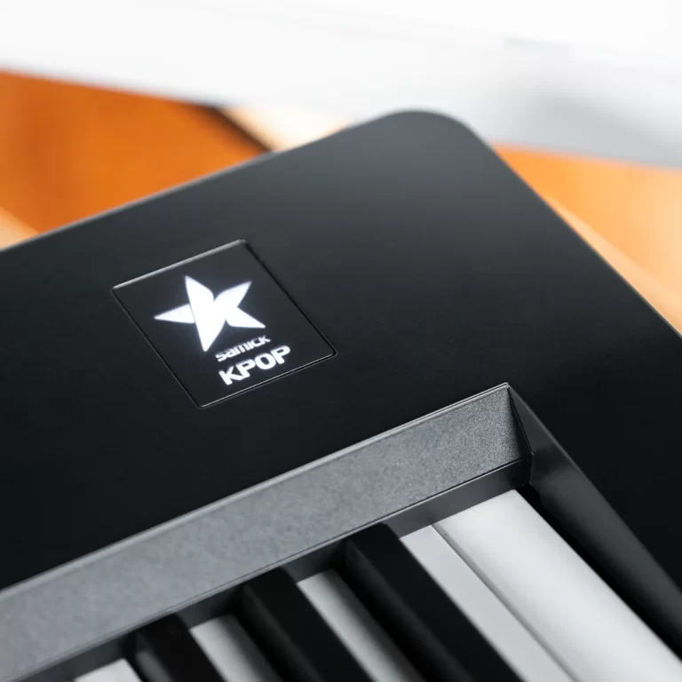 Close-up of a black keyboard with a square logo reading 'Samick KPOP' on the casing. ขายราคาพิเศษ