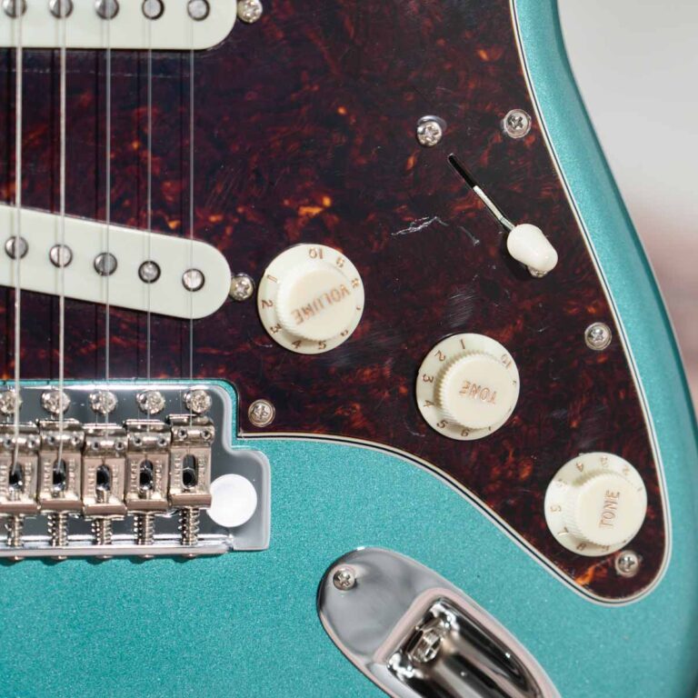 Fender American Professional Classic Stratocaster กีตาร์ไฟฟ้า ขายราคาพิเศษ