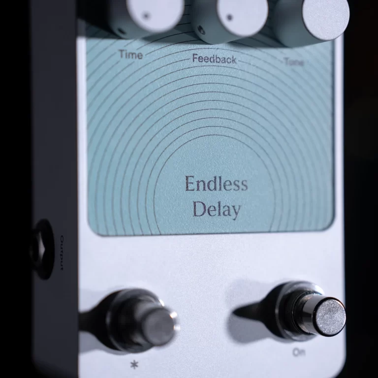 Blue guitar effect pedal reading 'Endless Delay' with circular pattern and three top knobs plus two footswitches at the bottom. ขายราคาพิเศษ
