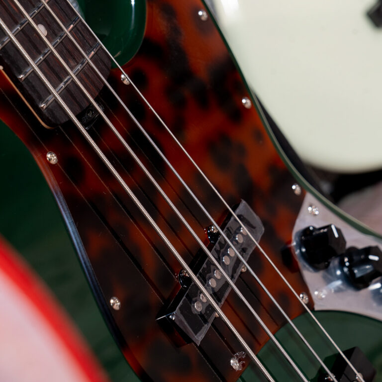 Gusta Roadster J325 4 String Bass เบสไฟฟ้า ขายราคาพิเศษ