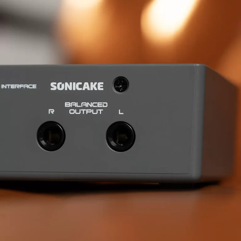 Front panel of an audio interface labeled 'SONICAKE' with balanced output jacks for Right and Left (R and L). ขายราคาพิเศษ