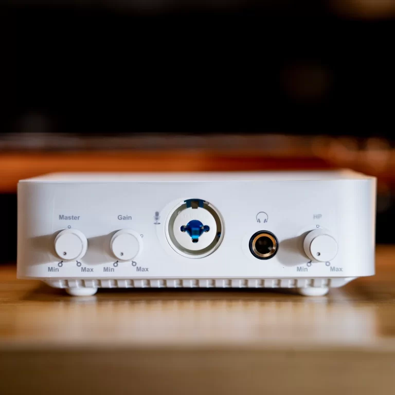 Front panel of a white audio interface showing Master and Gain knobs, a circular blue XLR input in the center, with a headphone jack on the right. ขายราคาพิเศษ
