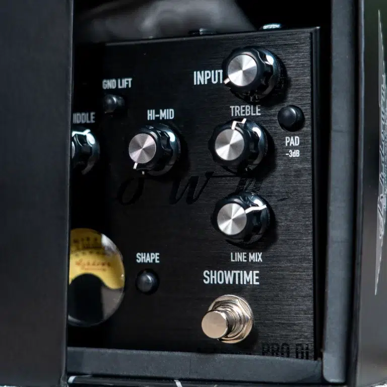 Close-up of a black audio effects rack with knobs labeled Input, Treble, Hi-Mid, Pad -3dB, Shape, Line Mix, Showtime, and a footswitch button with ขายราคาพิเศษ