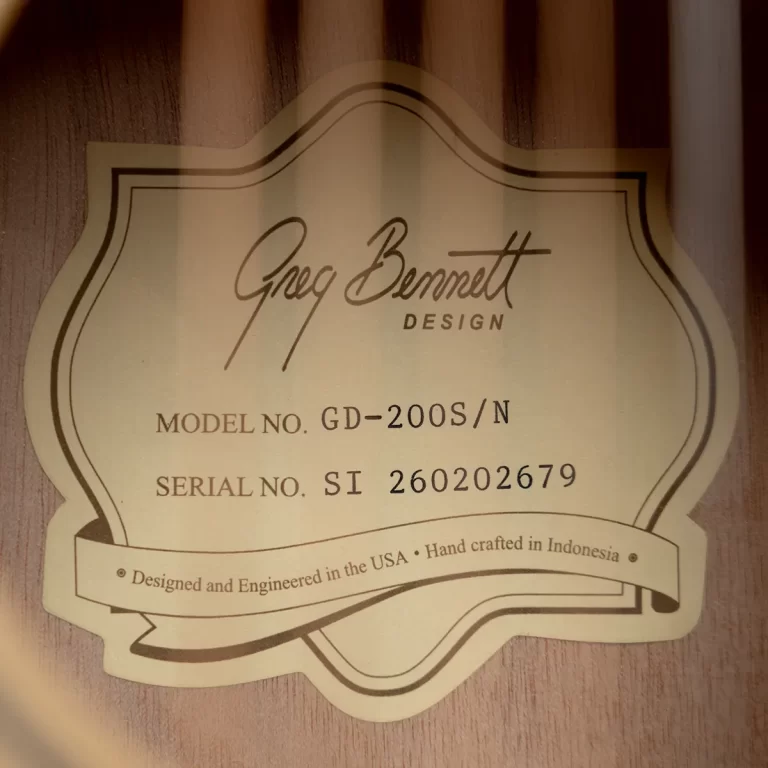 Gold decorative label reading 'Greg Bennett Design' with model GD-200S/N and serial SI260202679; ribbon text 'Designed and Engineered in the USA • Hand crafted in Indonesia' ขายราคาพิเศษ
