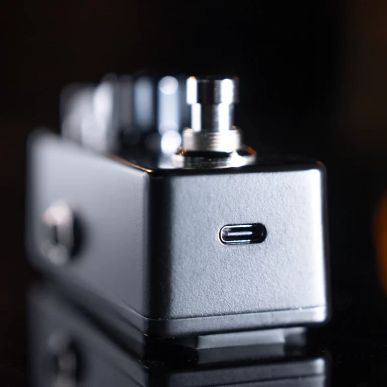 Close-up of a black audio pedal showing a USB-C port on the side. ขายราคาพิเศษ