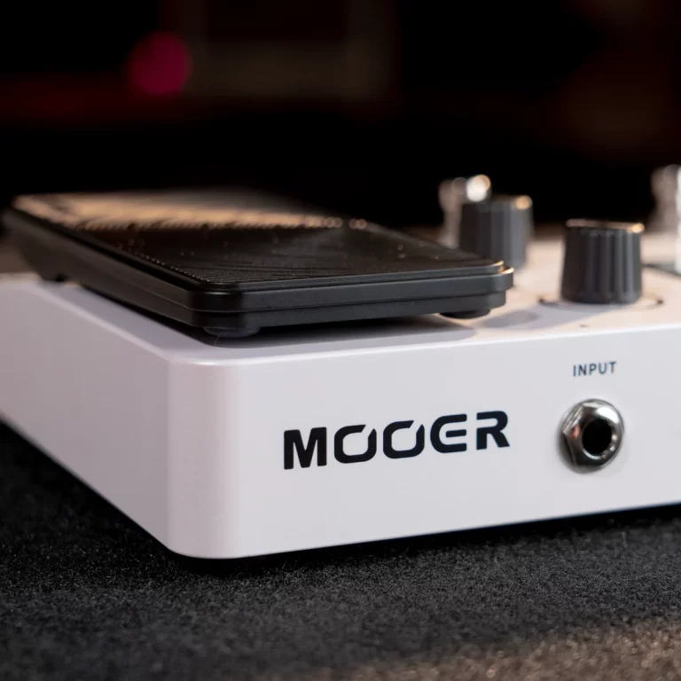 White Mooer guitar effects pedal with input jack visible on the right and a black footswitch on top. ขายราคาพิเศษ