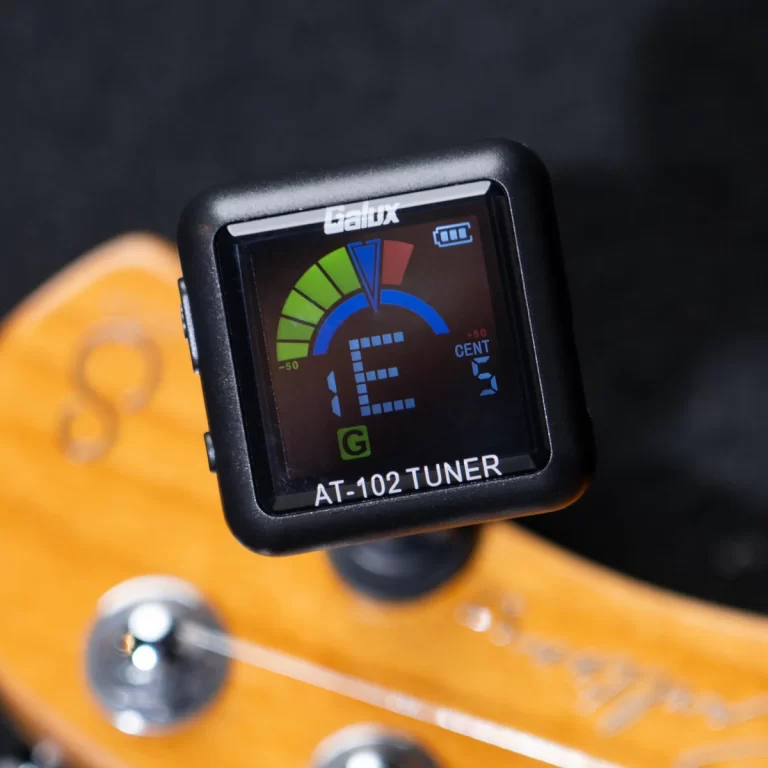 Guitar tuner mounted on the headstock, screen showing a colorful tuning meter and the note E. ขายราคาพิเศษ