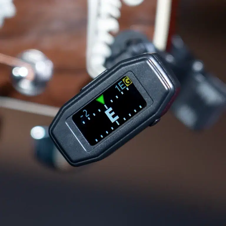 Close-up of a cycling gear indicator on a handlebar, showing current gear with a green pointed indicator. ขายราคาพิเศษ