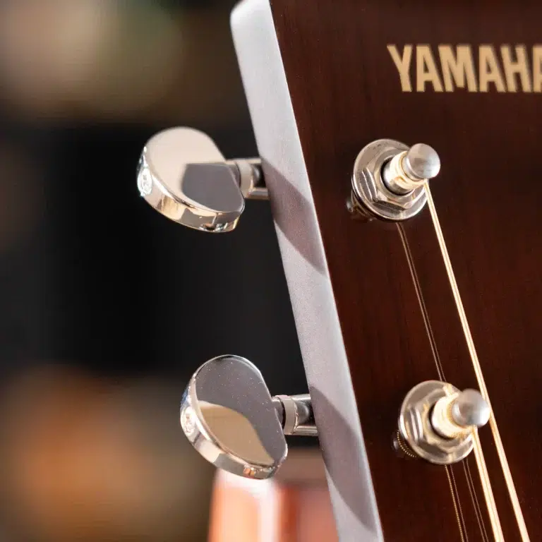 Close-up of chrome tuning pegs on a Yamaha guitar headstock with the brand name visible. ขายราคาพิเศษ