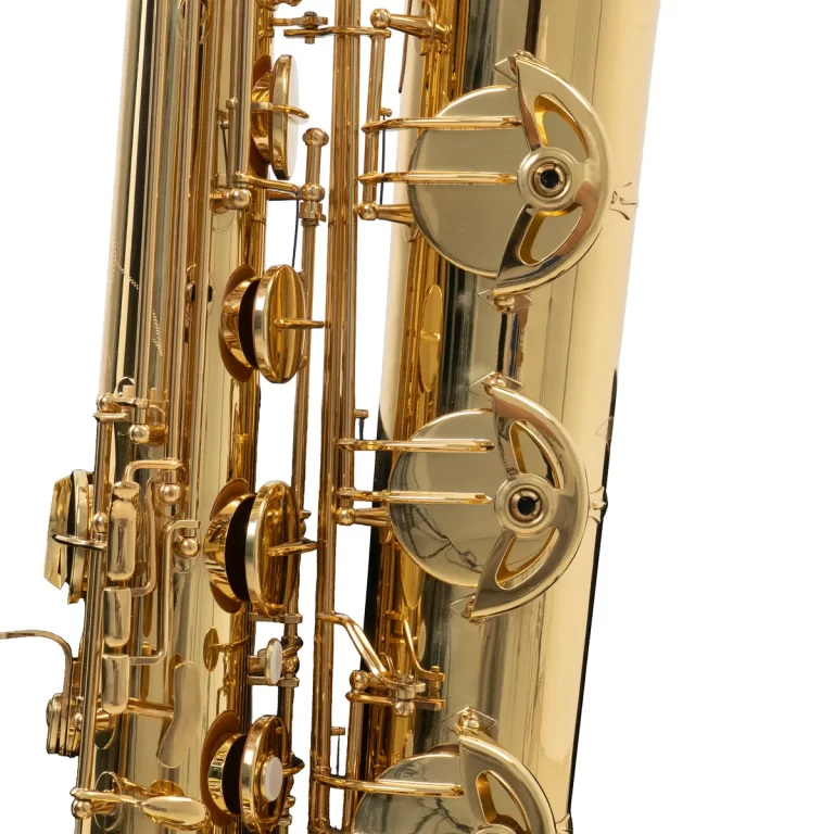Close-up of a gold saxophone showing its key mechanism, rods, and round key pads along the body. ขายราคาพิเศษ