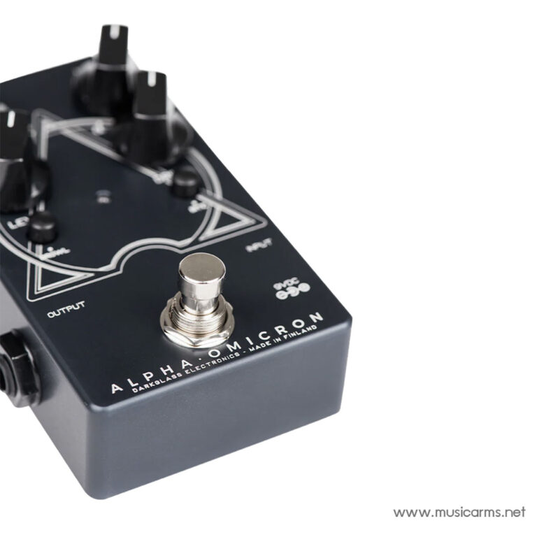 Close-up of an Alpha Omicron guitar effects pedal with multiple knobs and a silver footswitch. ขายราคาพิเศษ