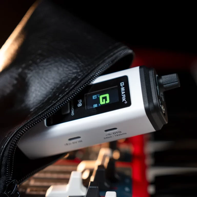 White G-MARK vape mod with digital display partially inside a black zipper case. ขายราคาพิเศษ