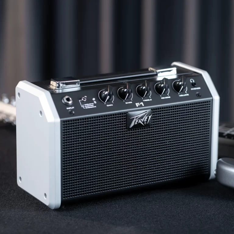 Compact Peavey guitar amplifier with white sides, black top panel, and five knobs on the control face over a front speaker grille. ขายราคาพิเศษ