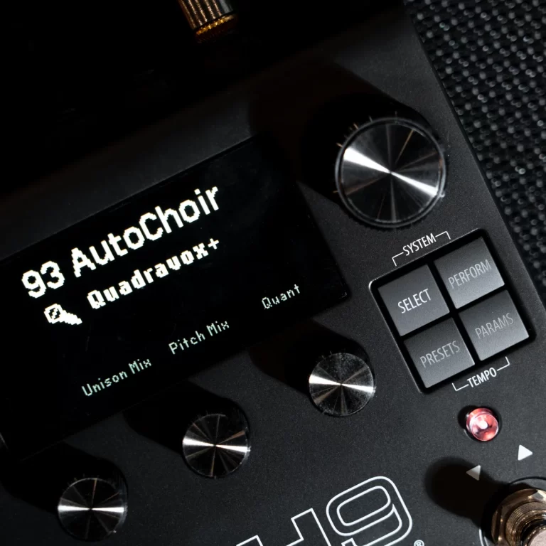 Close-up of a guitar effects pedal with knobs and a display showing the patch 'AutoChoir' and parameter names. ขายราคาพิเศษ