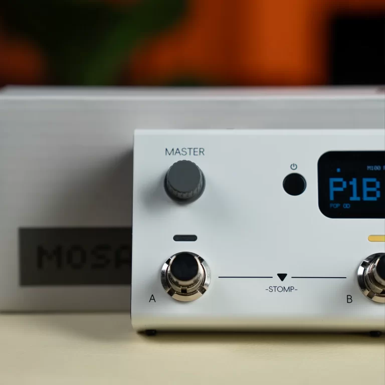 Front view of a white audio device with 'MASTER' knob, two footswitches labeled A and B, and a digital display showing 'P1' ขายราคาพิเศษ