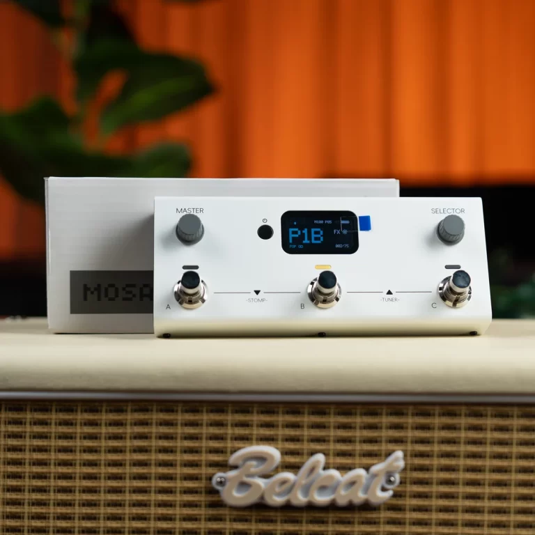 White guitar effects processor with LCD screen showing P18, three footswitches labeled A, B, C, and two knobs on a speaker cabinet top. ขายราคาพิเศษ