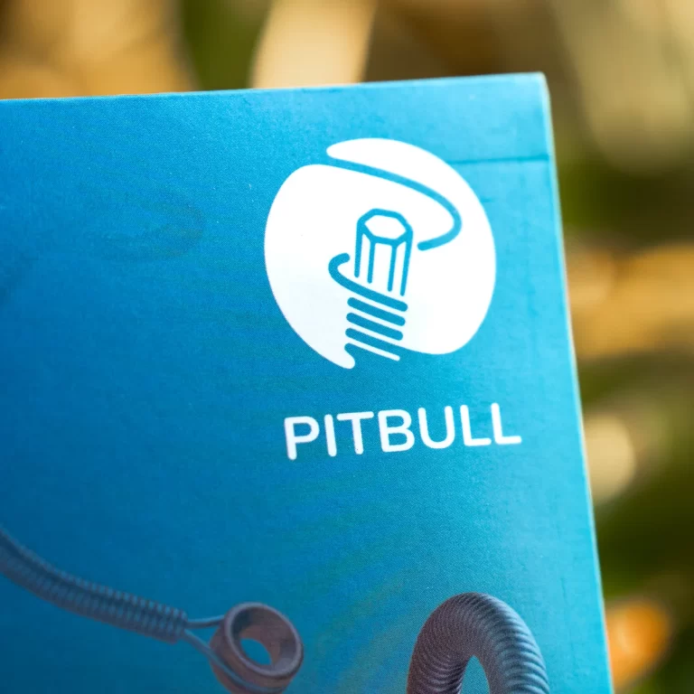 Blue product box with a white circular logo showing a stylized light bulb and the word PITBULL. ขายราคาพิเศษ
