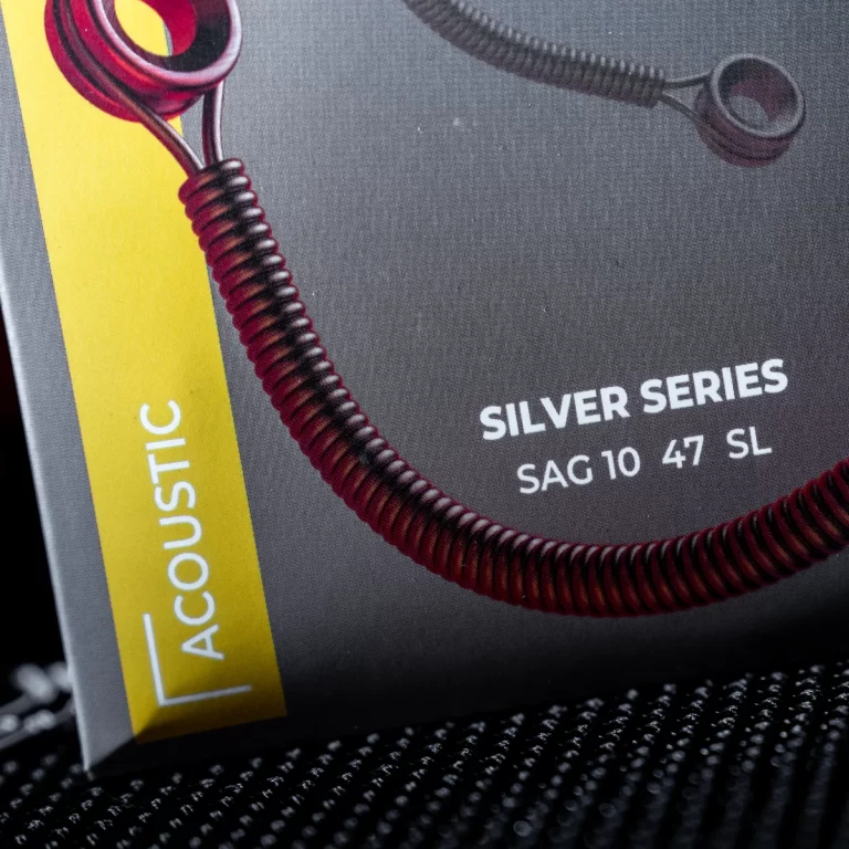 Close-up of packaging for Acoustic Silver Series SAG 10 47 SL with a burgundy coiled cable. ขายราคาพิเศษ
