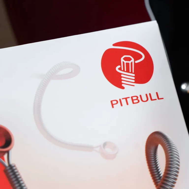 Brand logo: red circle with light bulb icon and the word PITBULL on a white surface, with coiled cords nearby. ขายราคาพิเศษ
