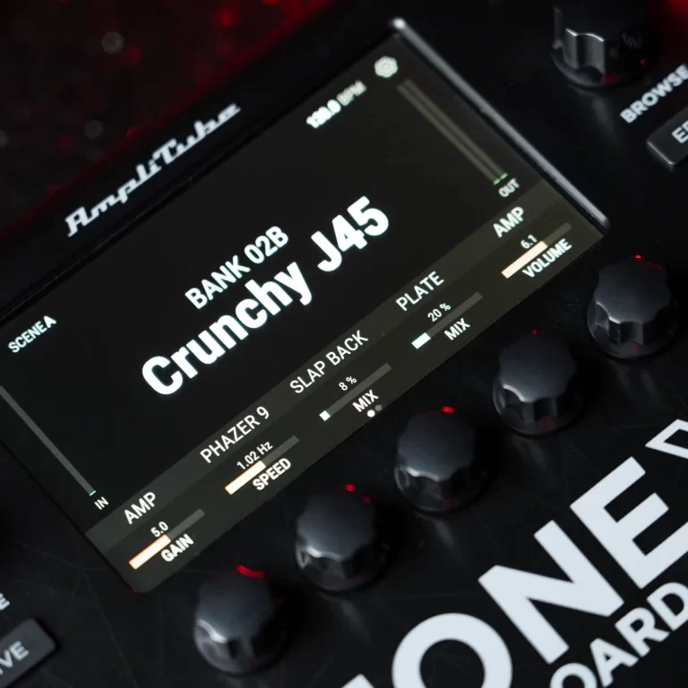 Guitar effects pedal display showing preset 'Crunchy J45' with bank 02B and control knobs below ขายราคาพิเศษ