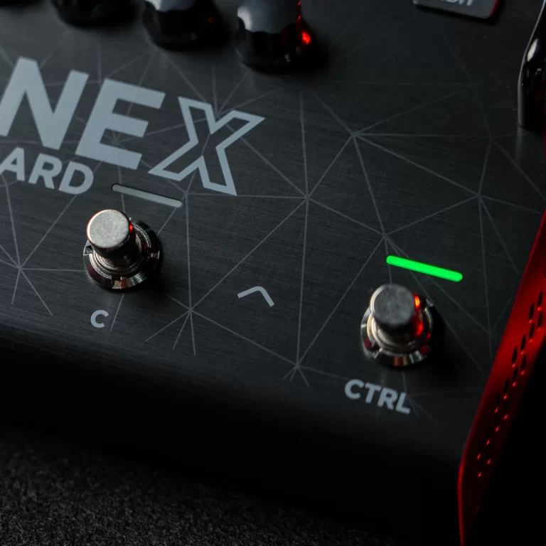 Close-up of a guitar effects pedal panel showing the CTRL knob, a 'C' label, and a green LED on a geometric surface. ขายราคาพิเศษ
