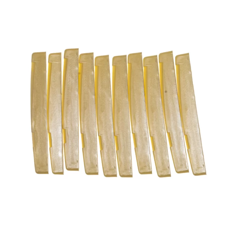 Row of light-yellow plastic hair clips aligned in a straight line on a white background. ขายราคาพิเศษ