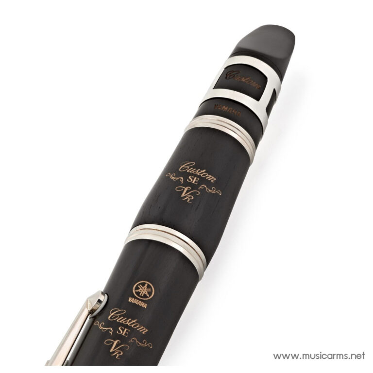 Close-up of a Yamaha Custom SE woodwind barrel with gold engravings and silver bands on a white background. ขายราคาพิเศษ