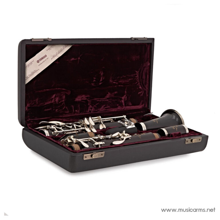 Open black case with burgundy velvet lining holding a disassembled clarinet and its parts. (Yamaha branding visible) ขายราคาพิเศษ